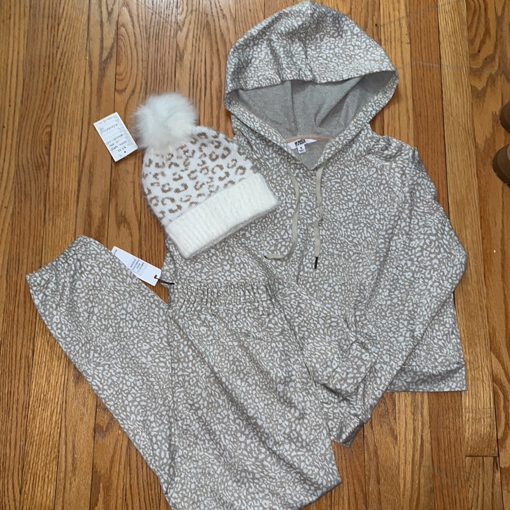NWT! BBDakota stay pawsitive jogger set & hat